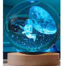 Dekoratif Uçan Astronot Tasarımlı Ahşap Altlıklı Işıklı Cam Küre Büyük Boy Cam:8cm Ahşap:2cm